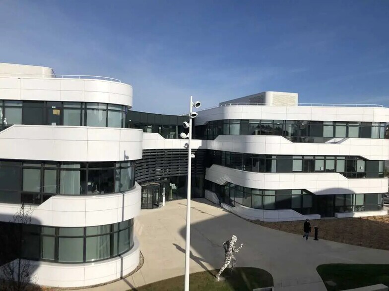 Office in Champagne-au-Mont-d'Or for lease - Building Photo - Image 2 of 12