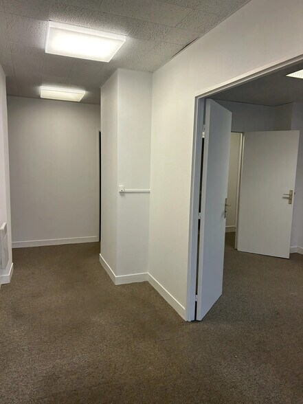 9 Place Jean Moulin, Chartres for lease - Interior Photo - Image 3 of 6