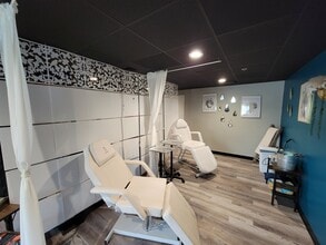 21415 W Greenfield Ave, New Berlin, WI for lease Interior Photo- Image 2 of 4