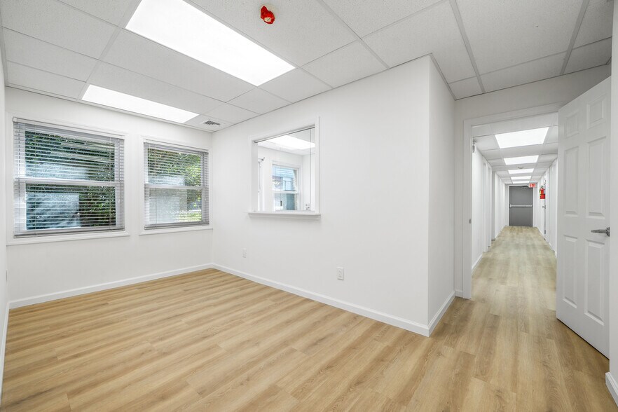 28 Throckmorton Ln, Old Bridge, NJ for lease - Building Photo - Image 1 of 22