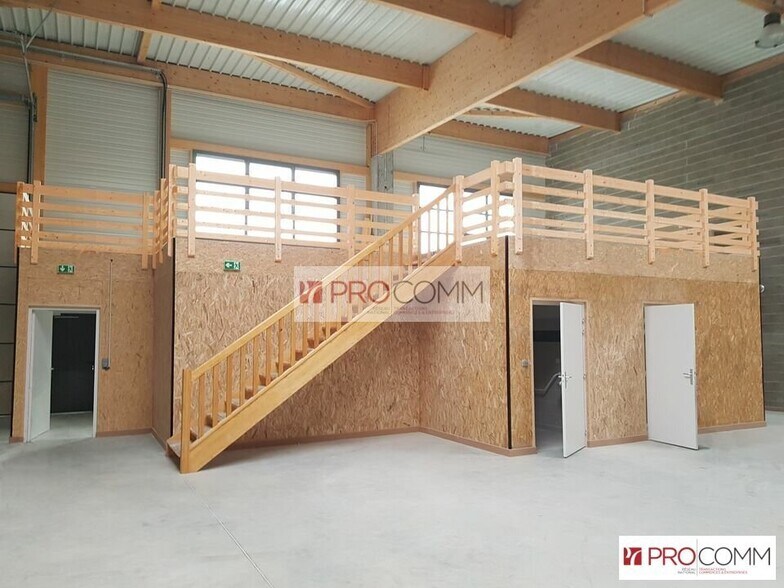 Flex in Chartres for lease - Interior Photo - Image 2 of 9
