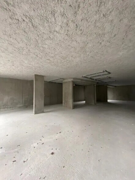 31 Avenue Charles De Gaulle, Saint-Bonnet-de-Mure for lease - Interior Photo - Image 2 of 5