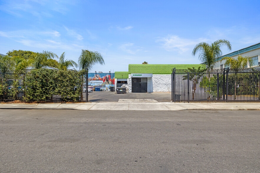 151 W 33rd St, Los Angeles, CA for sale - Building Photo - Image 2 of 24