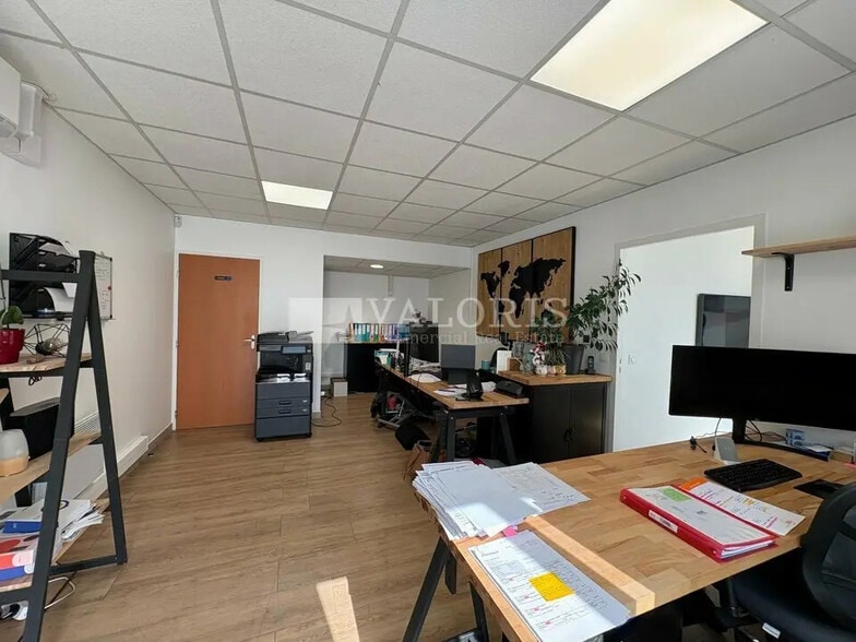 Office in Chassieu for lease - Interior Photo - Image 2 of 7