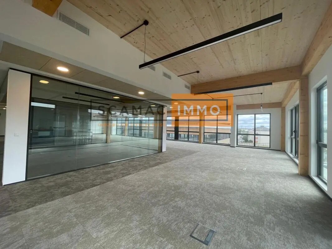 Retail in Nanterre for lease Building Photo- Image 1 of 8