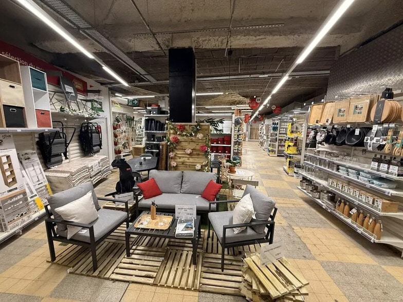 Retail in Aix-en-Provence for lease - Interior Photo - Image 3 of 3