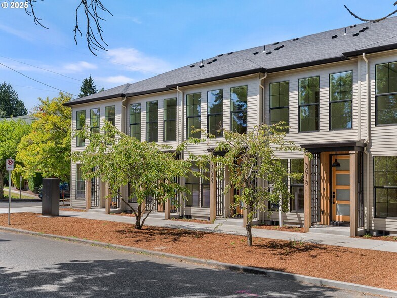 3003 NE Ainsworth St, Portland, OR for sale - Building Photo - Image 1 of 24