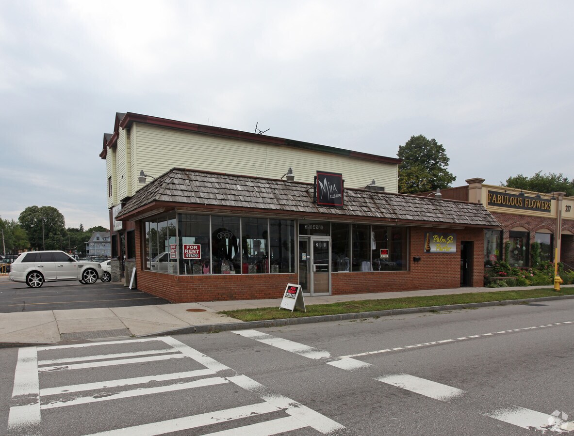 211 W Ridge Rd, Rochester, NY 14615