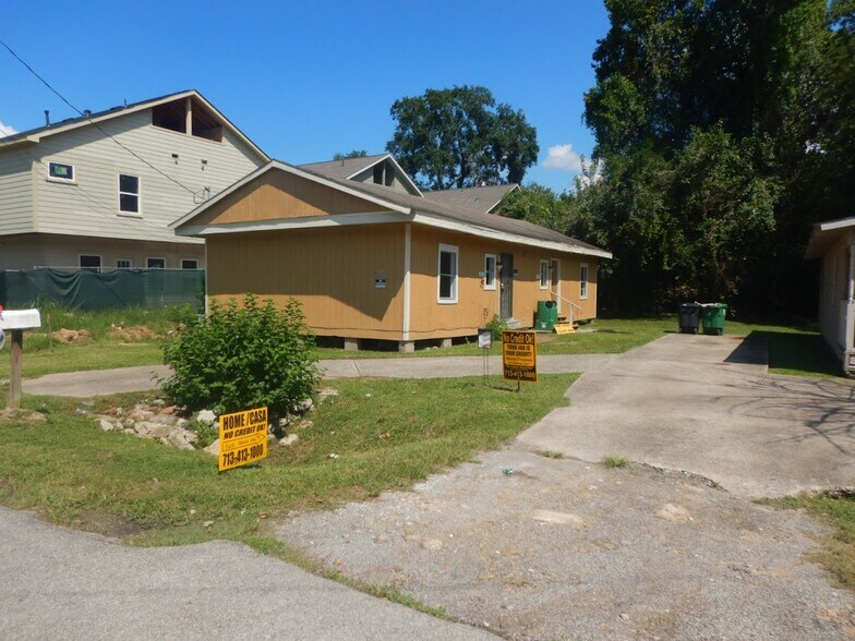 8608 Prairie View Dr, Houston, TX 77088