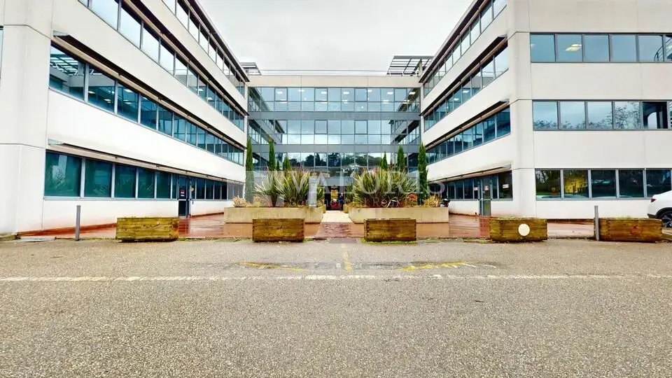 Office in Caluire-et-Cuire for lease Building Photo- Image 1 of 10