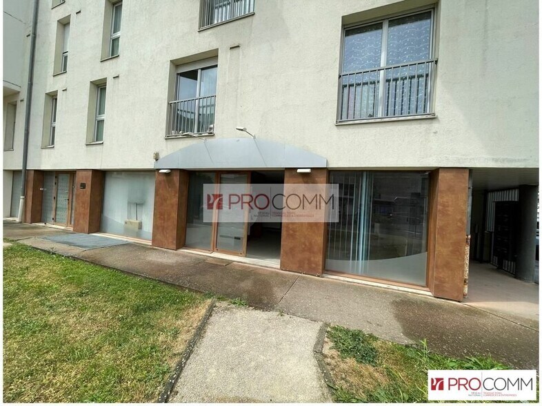 Retail in Lucé for lease - Building Photo - Image 1 of 5