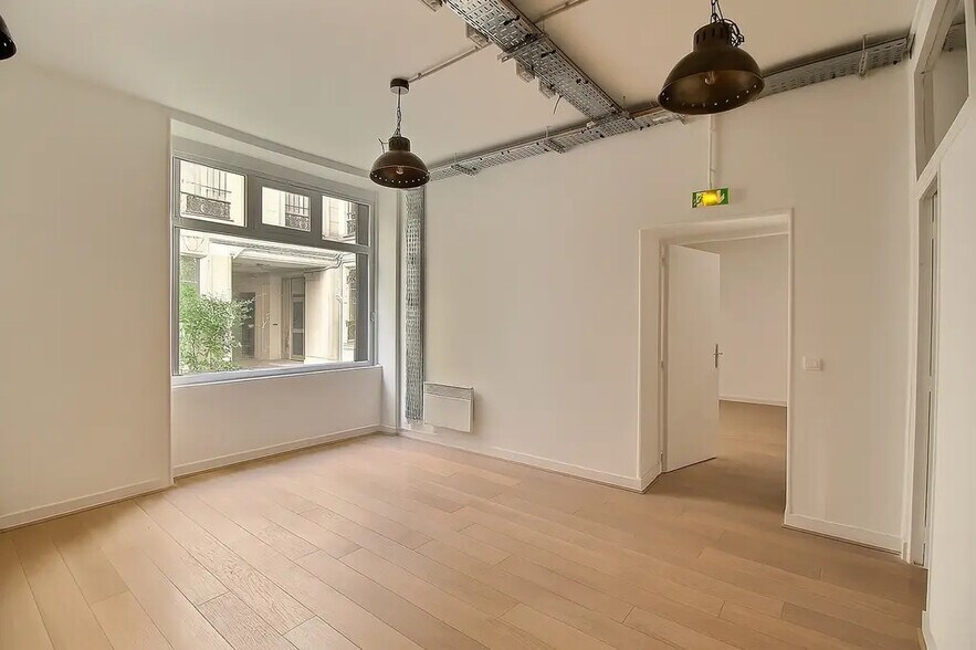Office in Paris for lease - Interior Photo - Image 2 of 2