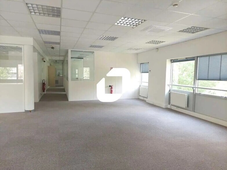 11 Rue Jacques Cartier, Guyancourt for lease - Building Photo - Image 2 of 14