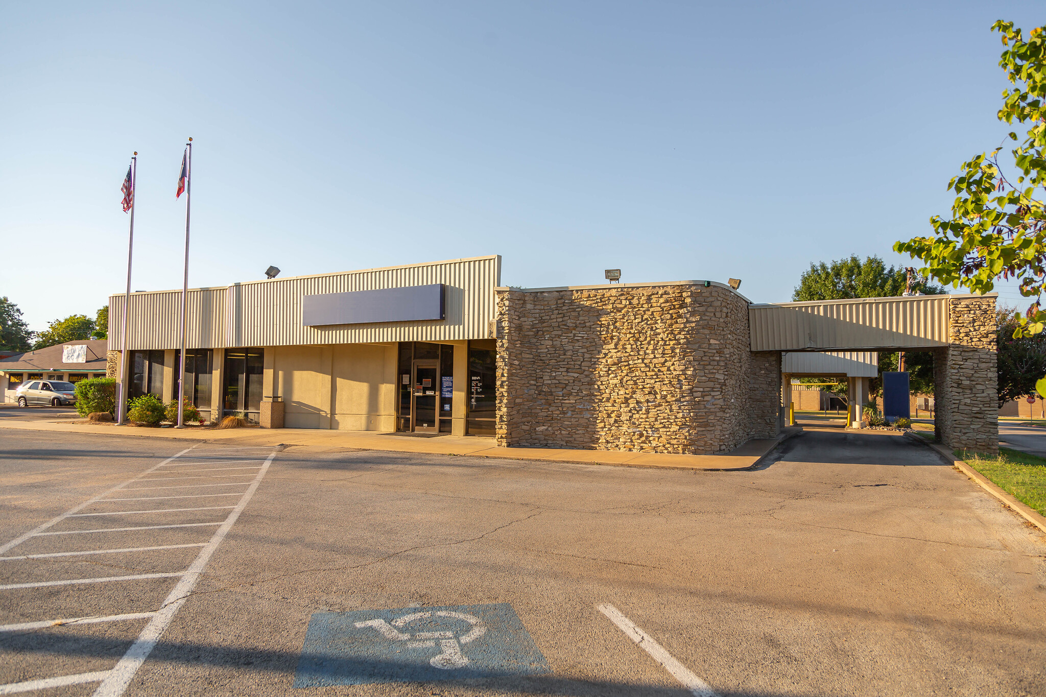 702 W Pearl St, Granbury, TX for lease Building Photo- Image 1 of 3