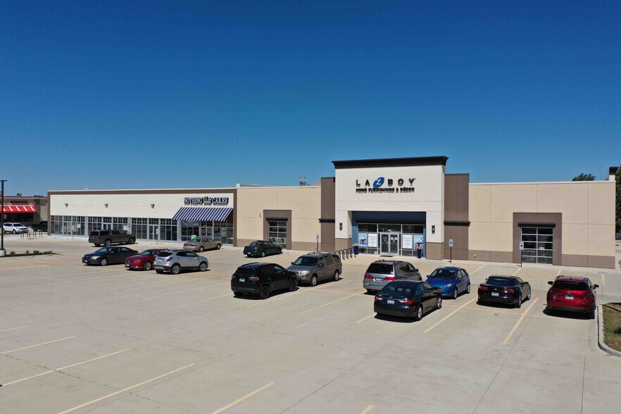 408 W Town Center Blvd, Champaign, IL for lease - Building Photo - Image 1 of 5