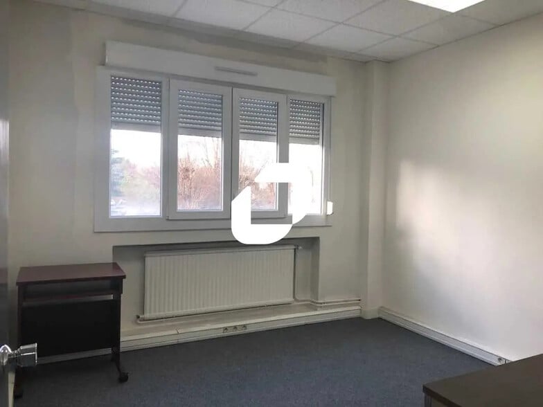Office in Le Plessis-Bouchard for lease - Interior Photo - Image 3 of 10