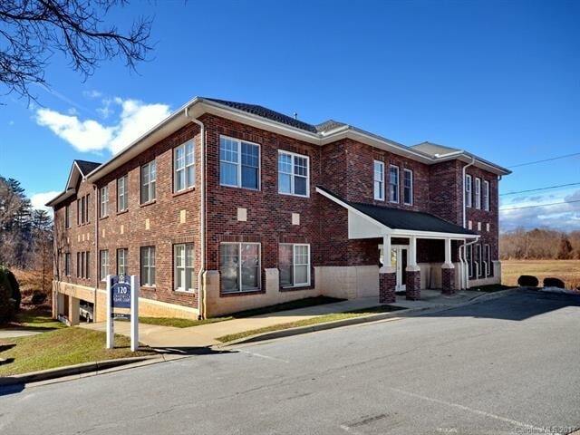 120 Chadwick Square Ct, Hendersonville, NC for sale Building Photo- Image 1 of 4