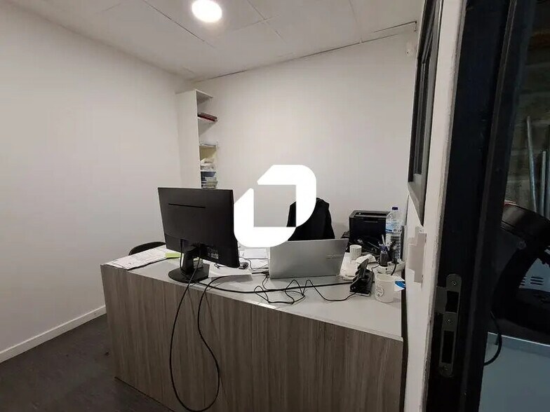 Flex in Cenon for lease - Interior Photo - Image 3 of 9