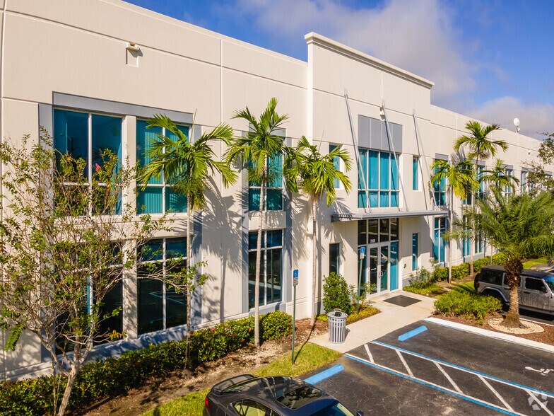 2000 NW 150th Ave, Pembroke Pines, FL for lease - Primary Photo - Image 1 of 9