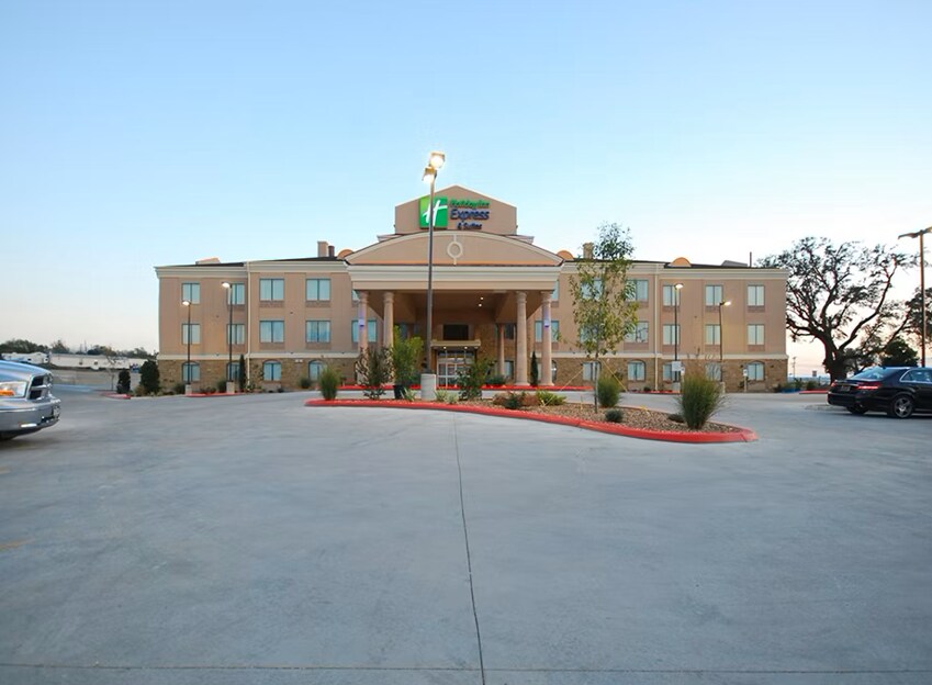 126 Middle Buster, Gonzales, TX for sale Primary Photo- Image 1 of 6