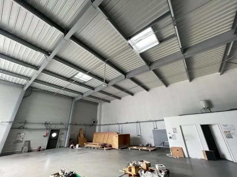 Office in Plescop for lease - Interior Photo - Image 1 of 2