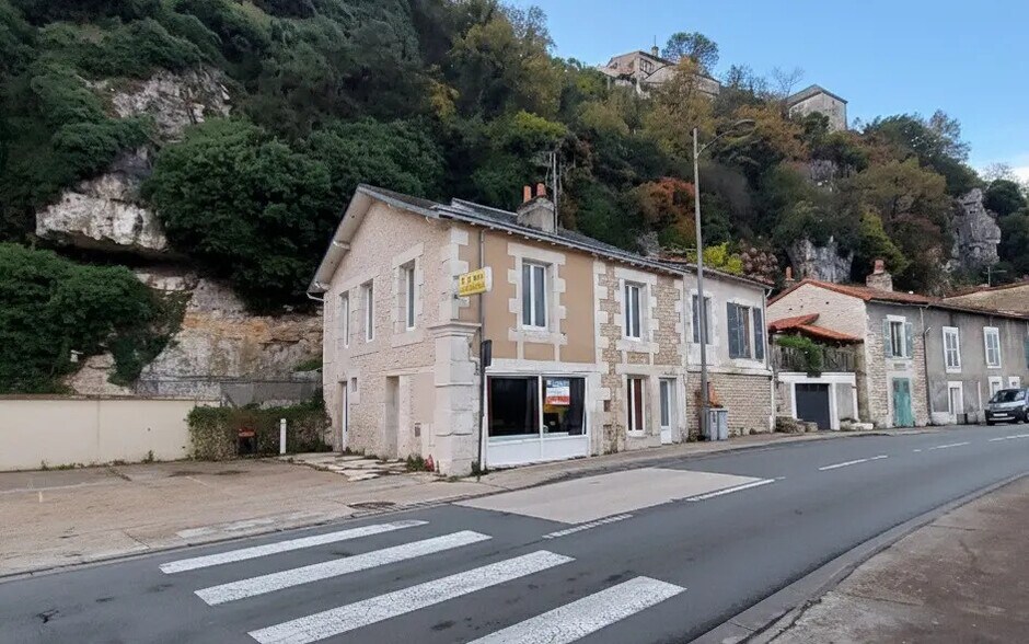 Retail in Poitiers for lease - Building Photo - Image 2 of 6