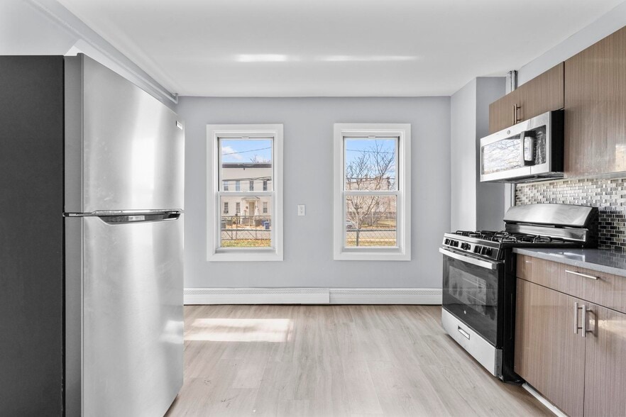 746 Maple St, Bridgeport, CT for sale - Interior Photo - Image 2 of 90