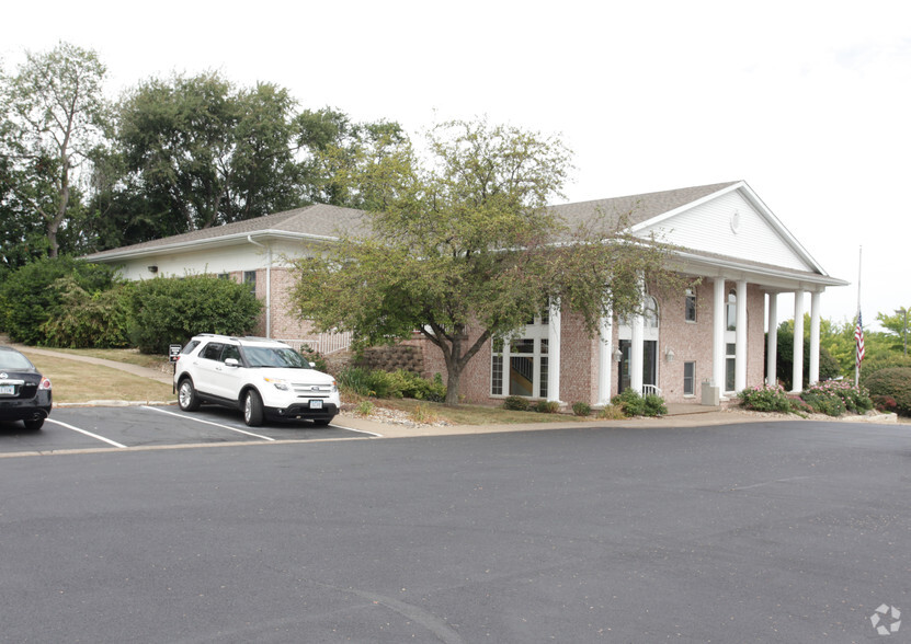 2705 Happy Joe Dr, Bettendorf, IA for sale - Primary Photo - Image 1 of 7