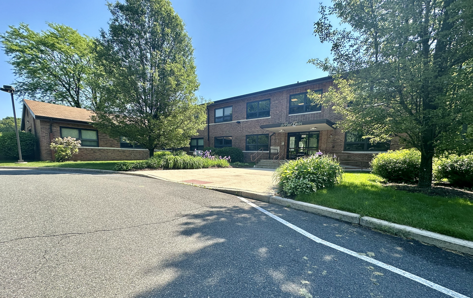 200 Hillside Cir, West Springfield, MA for lease - Building Photo - Image 2 of 9