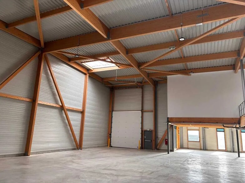 Office in Chanteloup-en-Brie for lease - Building Photo - Image 3 of 11