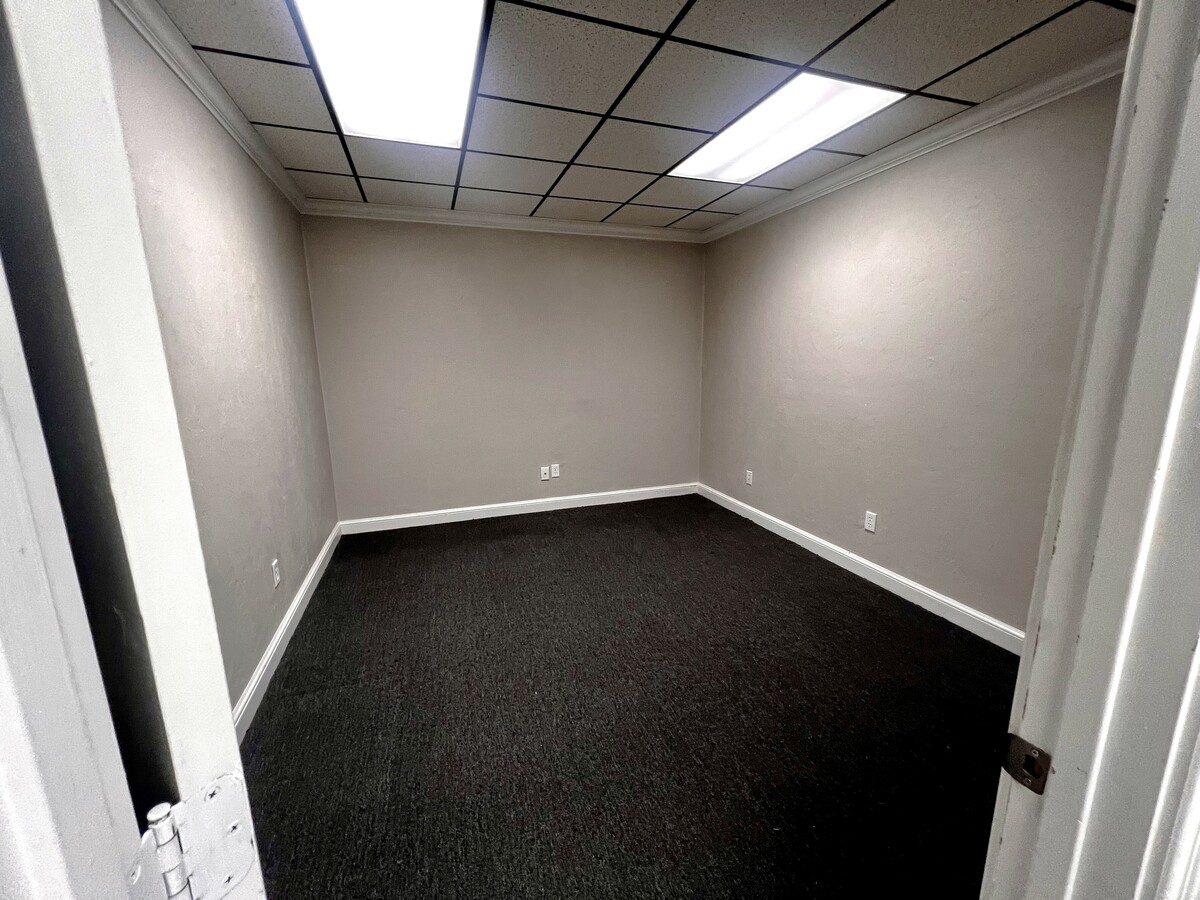 215 E Virginia St, Tallahassee, FL 32301 - Unit 215 -  - Interior Photo - Image 1 of 5