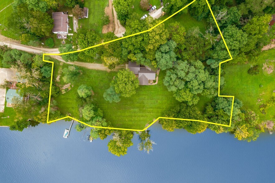 30 Lake Dr, Thornville, OH 43076