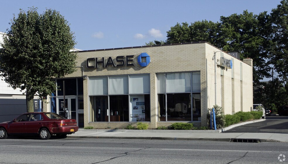 175 E Jericho Tpke, Mineola, NY for sale - Primary Photo - Image 1 of 1