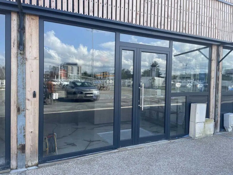 Office in Beauvais for lease - Building Photo - Image 1 of 12