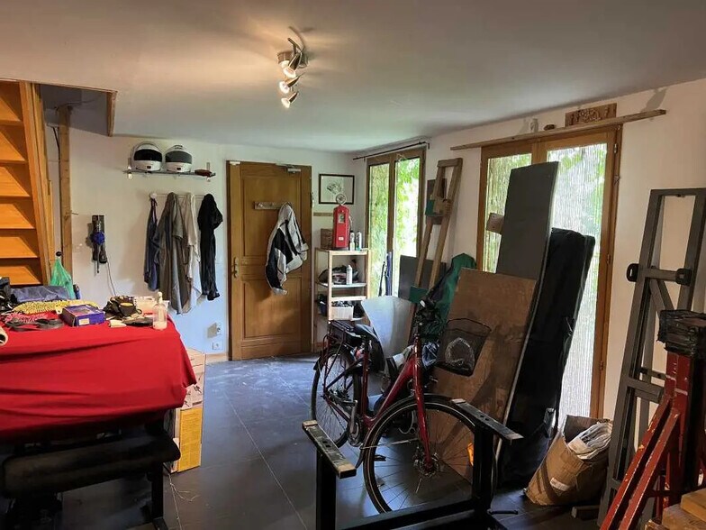 Flex in Bassens for sale - Building Photo - Image 2 of 5