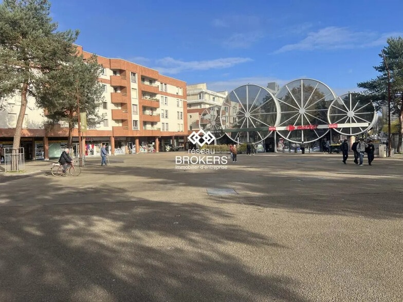 Retail in Montigny-le-Bretonneux for lease - Building Photo - Image 1 of 10