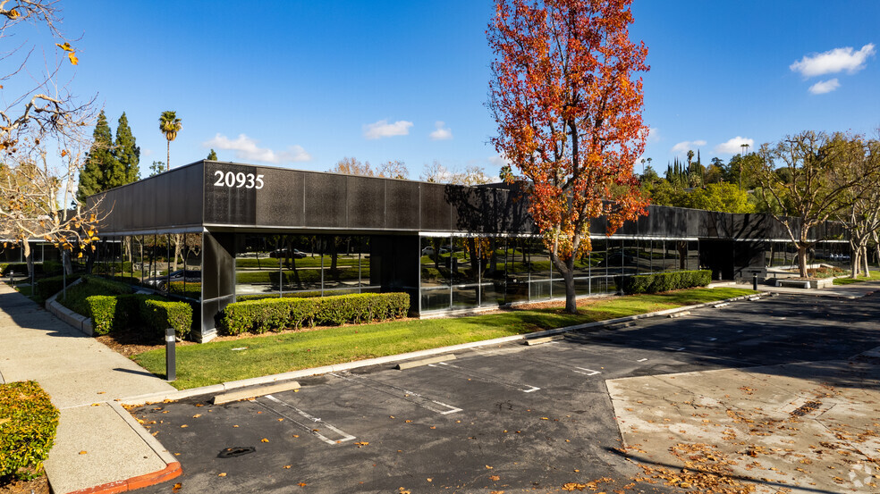 20935 Warner Center Ln, Woodland Hills, CA for lease - Building Photo - Image 1 of 6