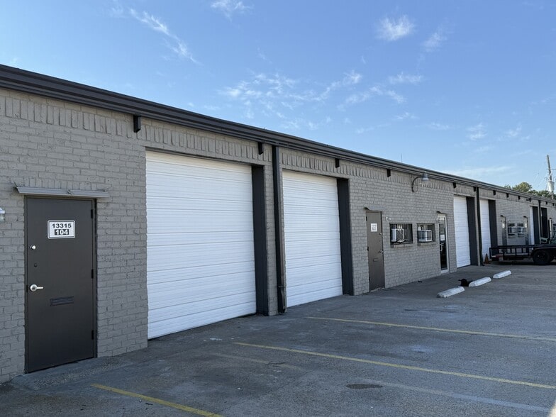 13329 Veterans Memorial Dr, Houston, TX for lease - Building Photo - Image 2 of 13