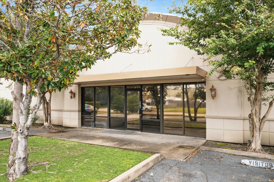 1702 Townhurst Dr, Houston, TX for lease - Building Photo - Image 1 of 11