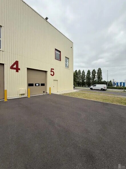 Industrial in Pontoise for lease - Building Photo - Image 3 of 9