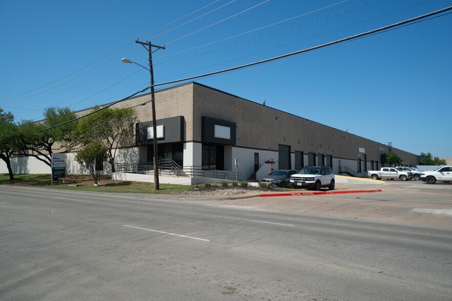 601-611 W Mockingbird Ln, Dallas, TX for lease - Building Photo - Image 1 of 5