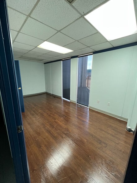 5809 98 St, Edmonton, AB for lease - Interior Photo - Image 3 of 9