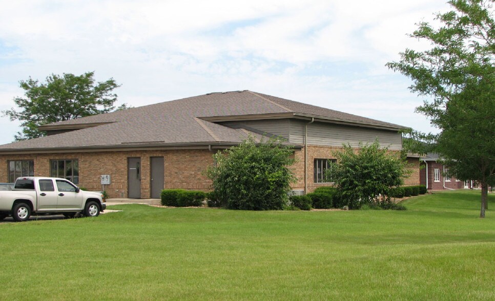 2850 Universal St, Oshkosh, WI for sale - Primary Photo - Image 1 of 1