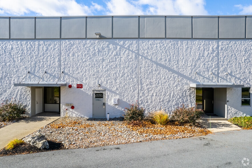6813 Ruppsville Rd, Allentown, PA for lease - Building Photo - Image 2 of 5