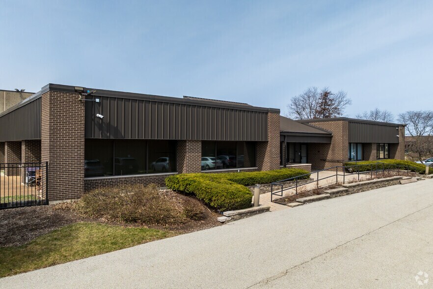 13801-13825 W Laurel Dr, Lake Forest, IL for sale - Primary Photo - Image 1 of 1