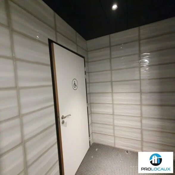 Office in Grenoble for lease - Building Photo - Image 3 of 11