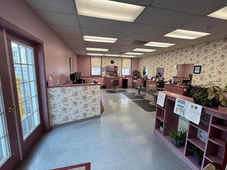 100 N Buckmarsh St, Berryville, VA for lease - Interior Photo - Image 3 of 9