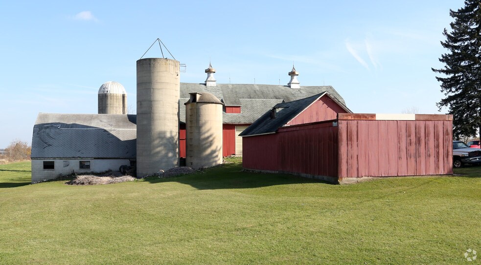 2575 S Main St, West Bend, WI for sale - Primary Photo - Image 1 of 1