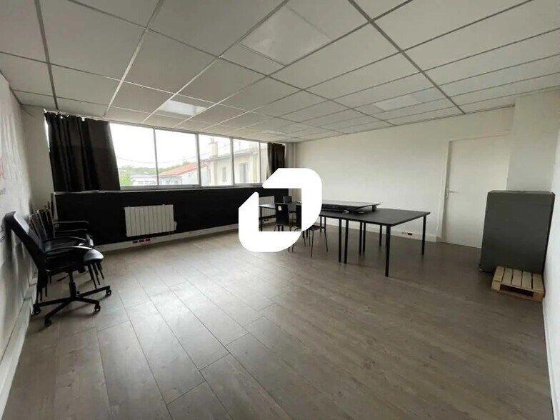 Office in Bordeaux for lease - Interior Photo - Image 3 of 11