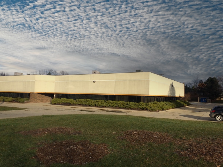 1450 E Highwood Blvd, Pontiac, MI for lease - Building Photo - Image 1 of 6